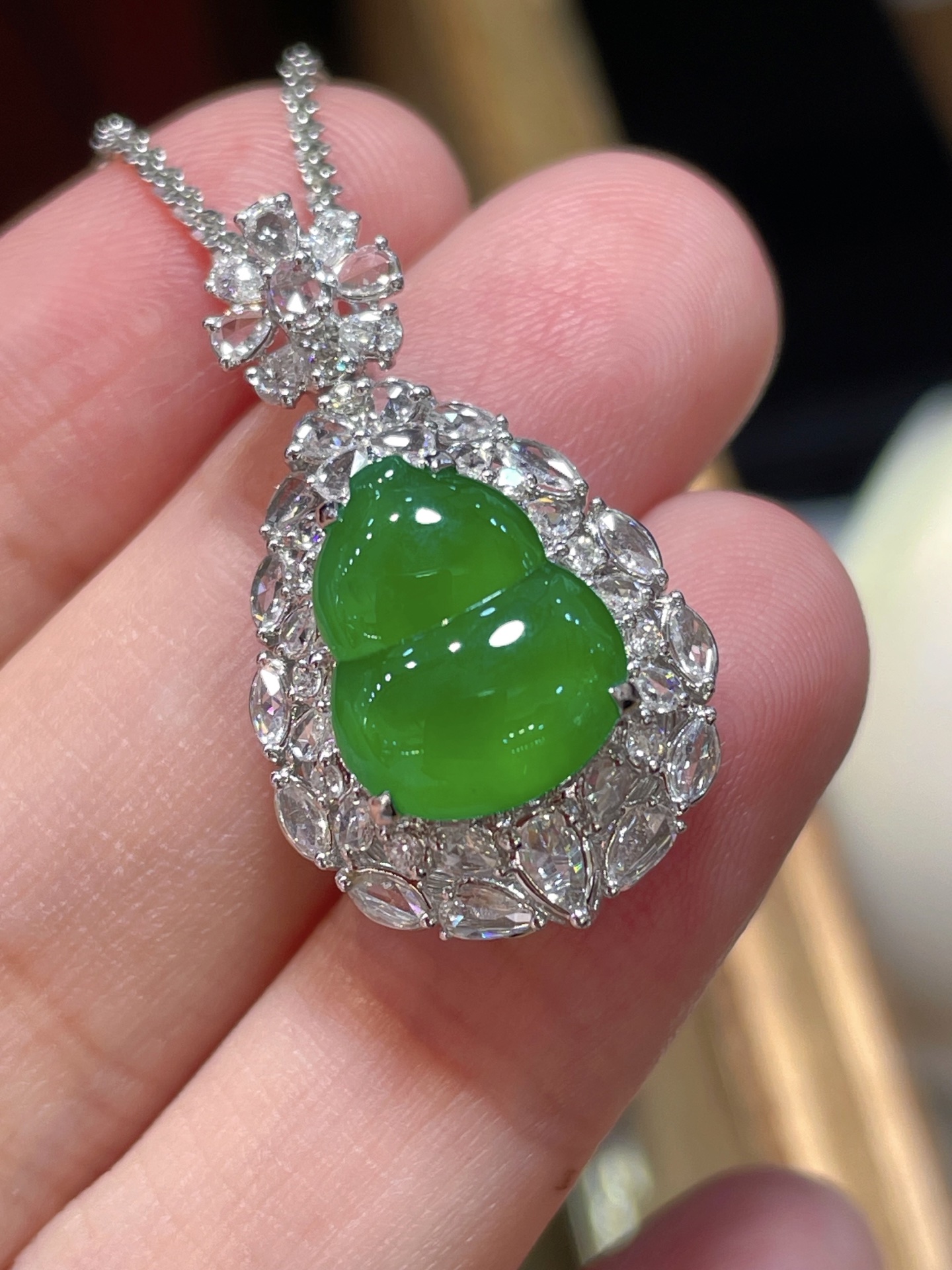 ️ 性比高 阳绿翡翠葫芦吊坠 满色，料子水润通透，种老起光。 18k金镶嵌，非常时尚好看，29-17-11.9