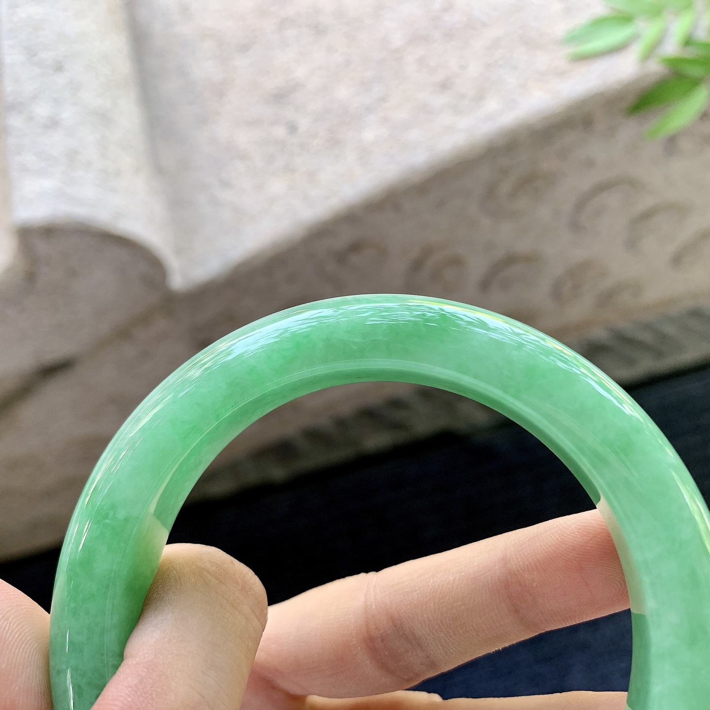 正圈59 60，圈口60.8/12.7/10.7，编码W6081131，描述阳绿，满绿，水润，种老，细腻，打灯有棉线