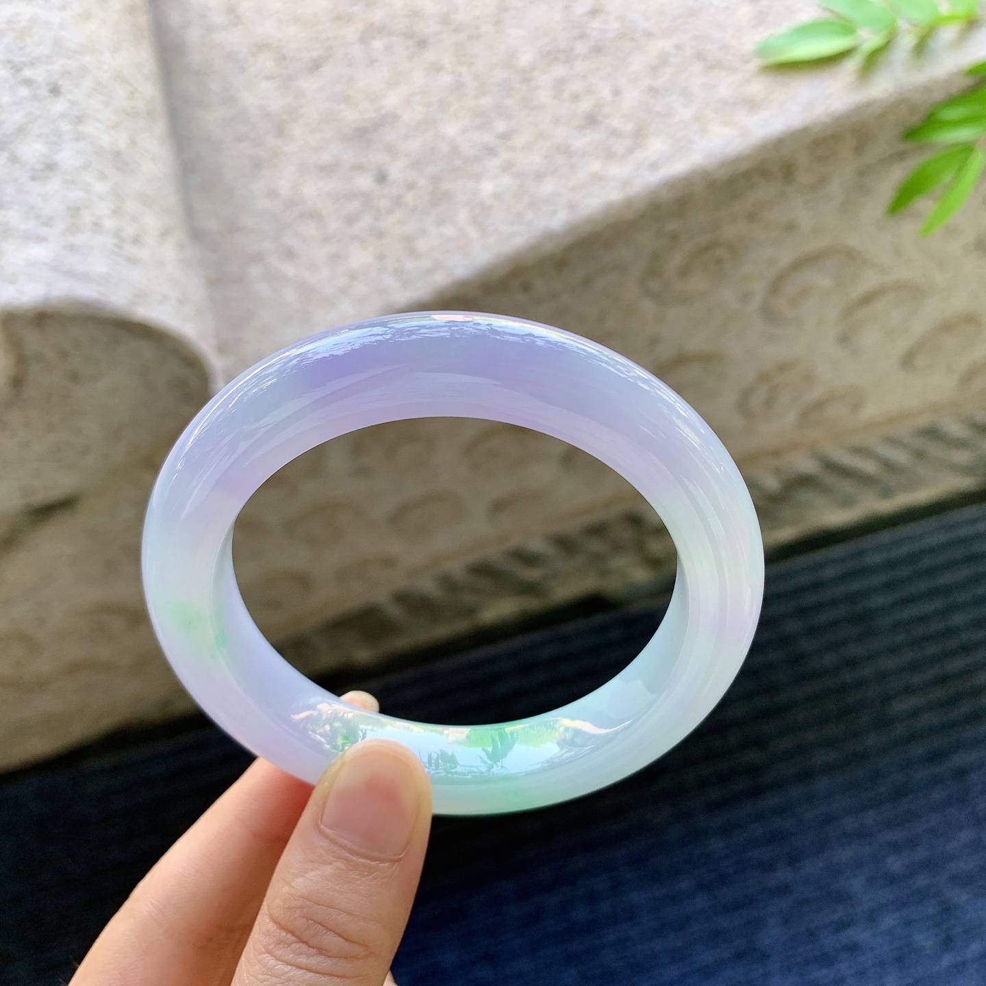正圈57 58，圈口58.7/11.6/10.1，编码G7081124，冰糯春彩，水润，种老，细腻，无裂。