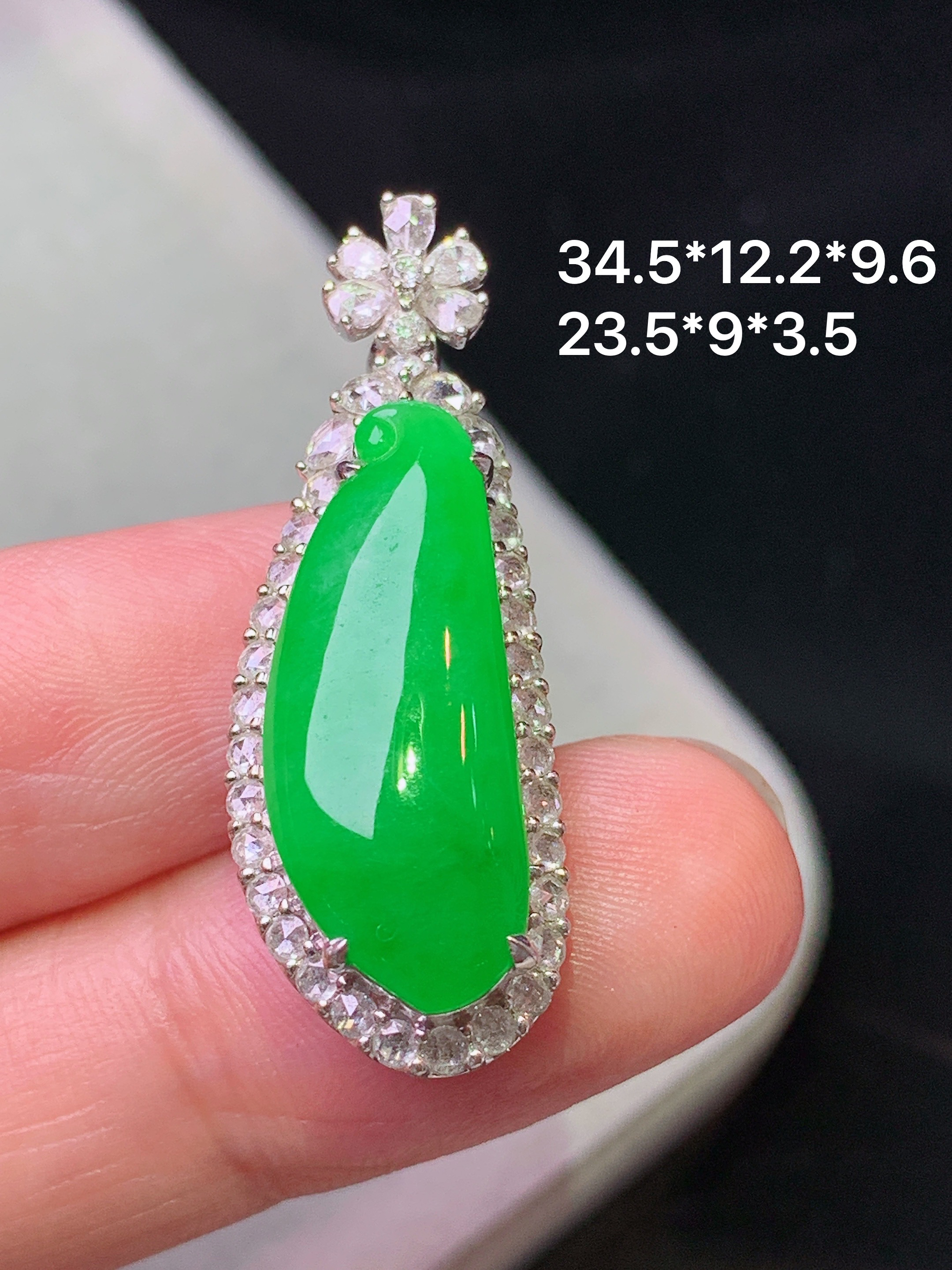 18k金钻镶嵌满绿福瓜吊坠 玉质细腻 色泽艳丽清新 水润亮眼 整体尺寸34.5*12.2*9.6 s1