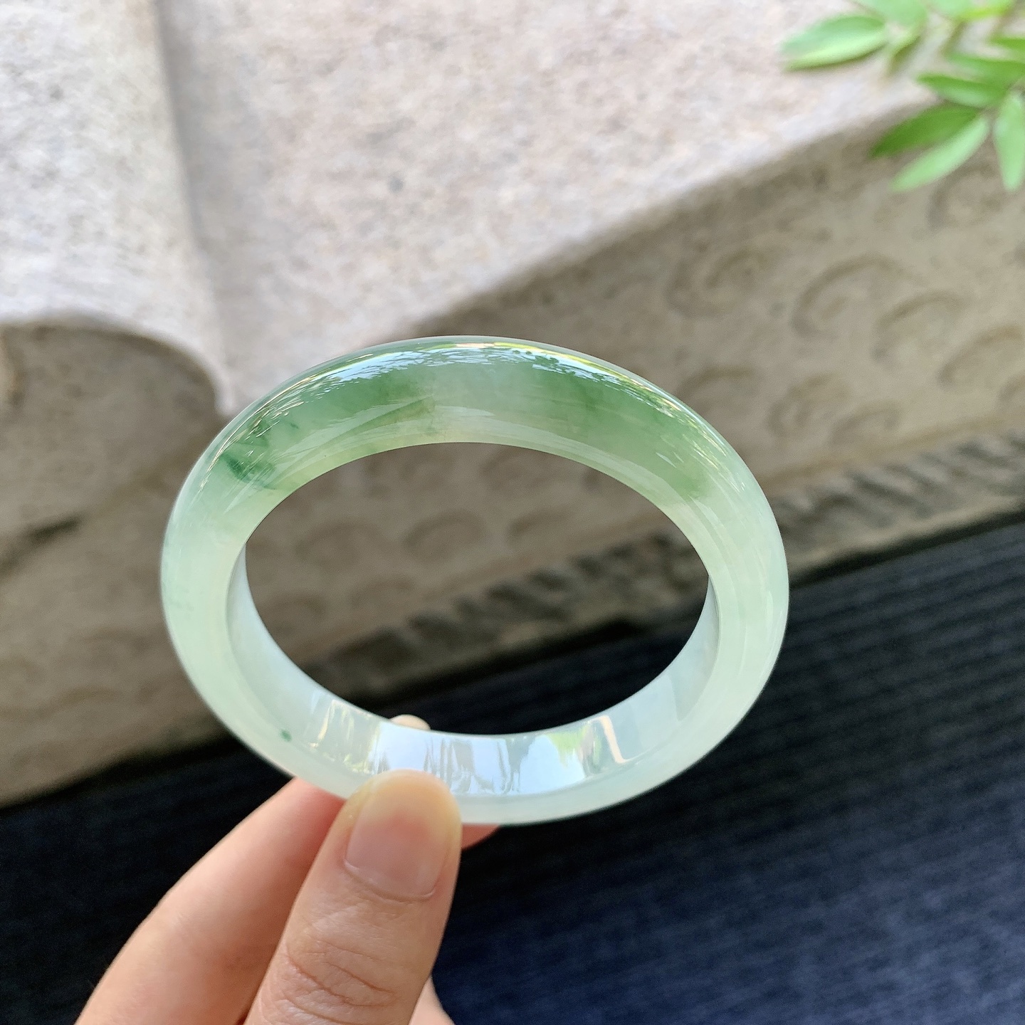 正圈54 55，圈口55.7/12/8.2，编码W6081136，描述冰糯飘绿，水润，种老，细腻，无裂。