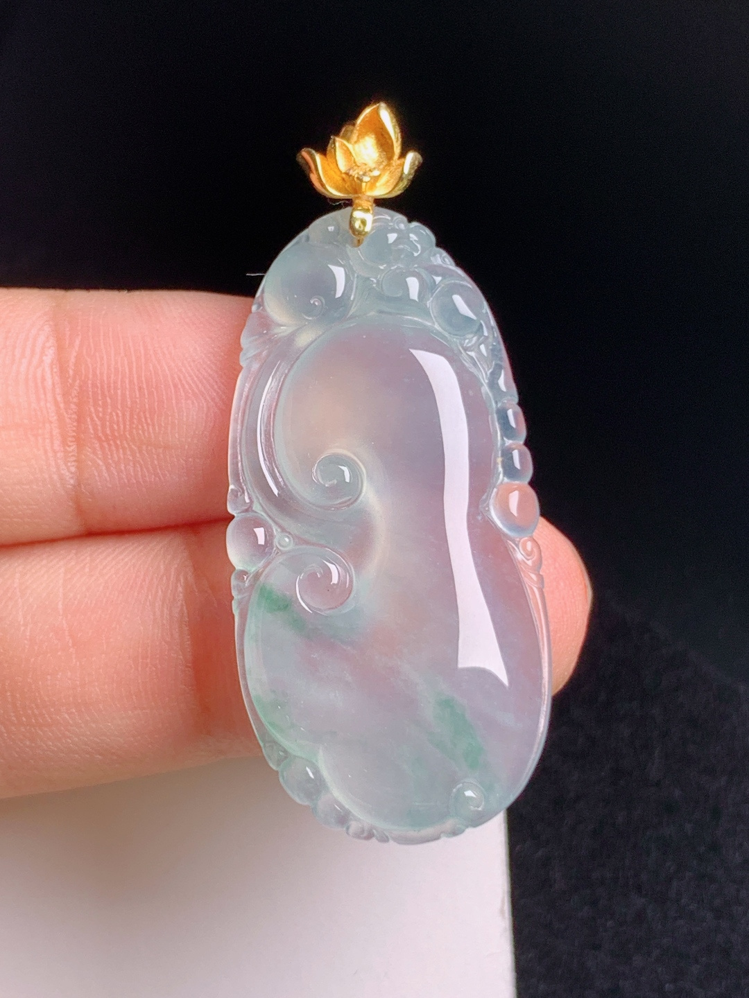 高冰飘花如意吊坠，胶感莹润，线条雅致，吉祥顺遂