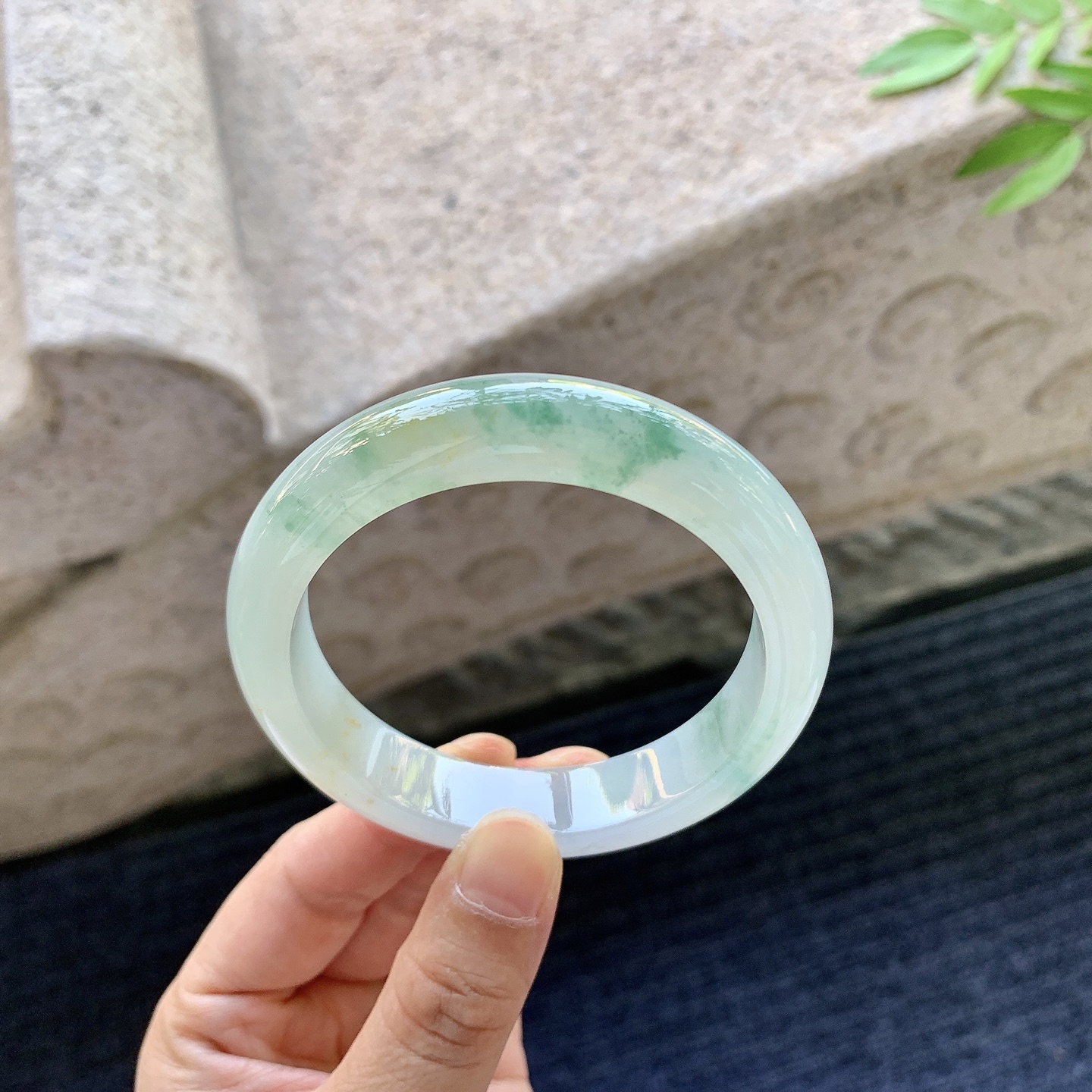 正圈55 56，圈口56/12.4/8.6，编码W6081135，描述冰糯飘黄翡，飘花，水润，种老，细腻，无裂。