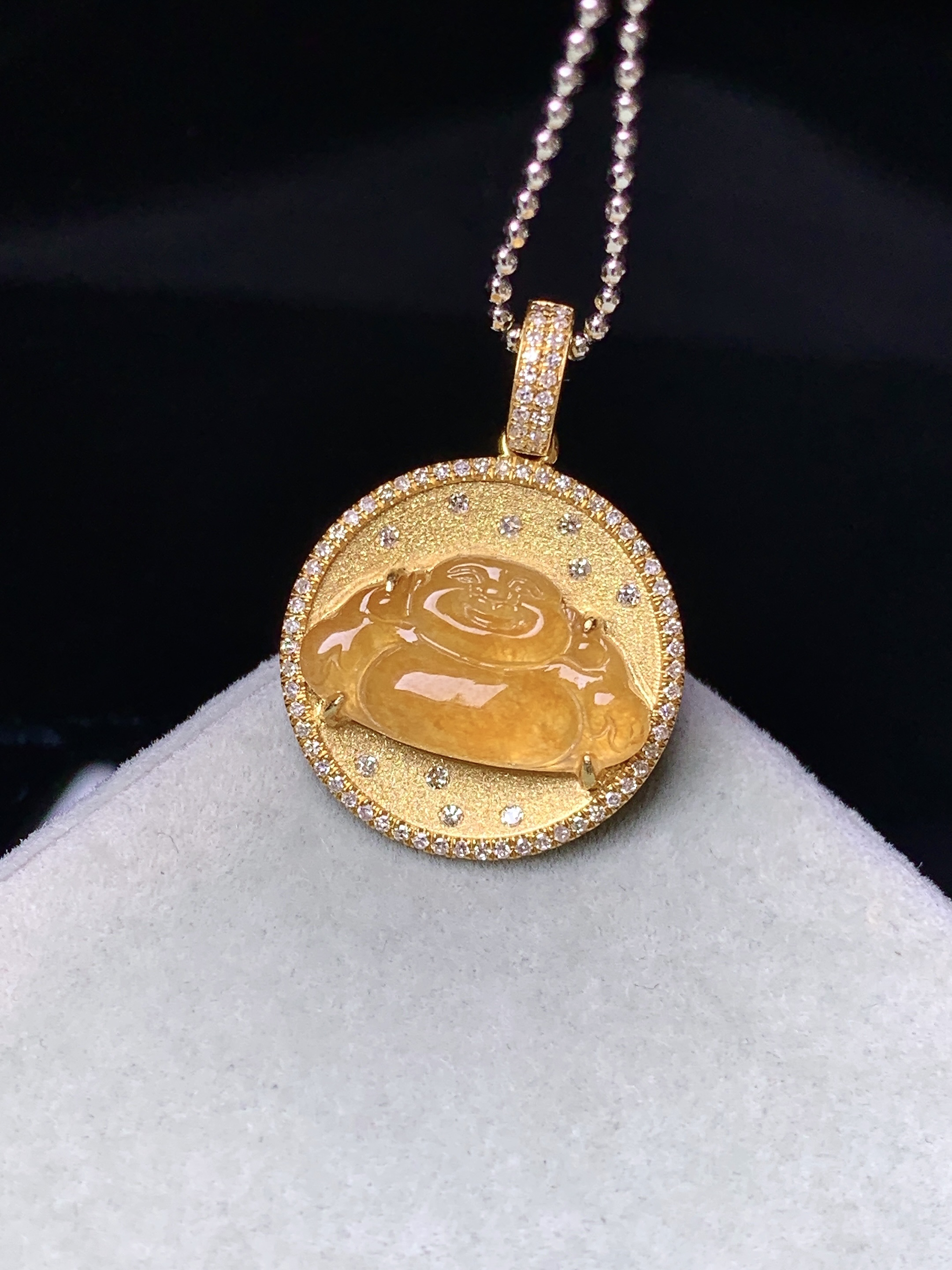 18k金钻镶嵌黄翡佛公吊坠 玉质细腻 色泽艳丽清新 水润亮眼 整体尺寸23.3*16.8*4.3 yz