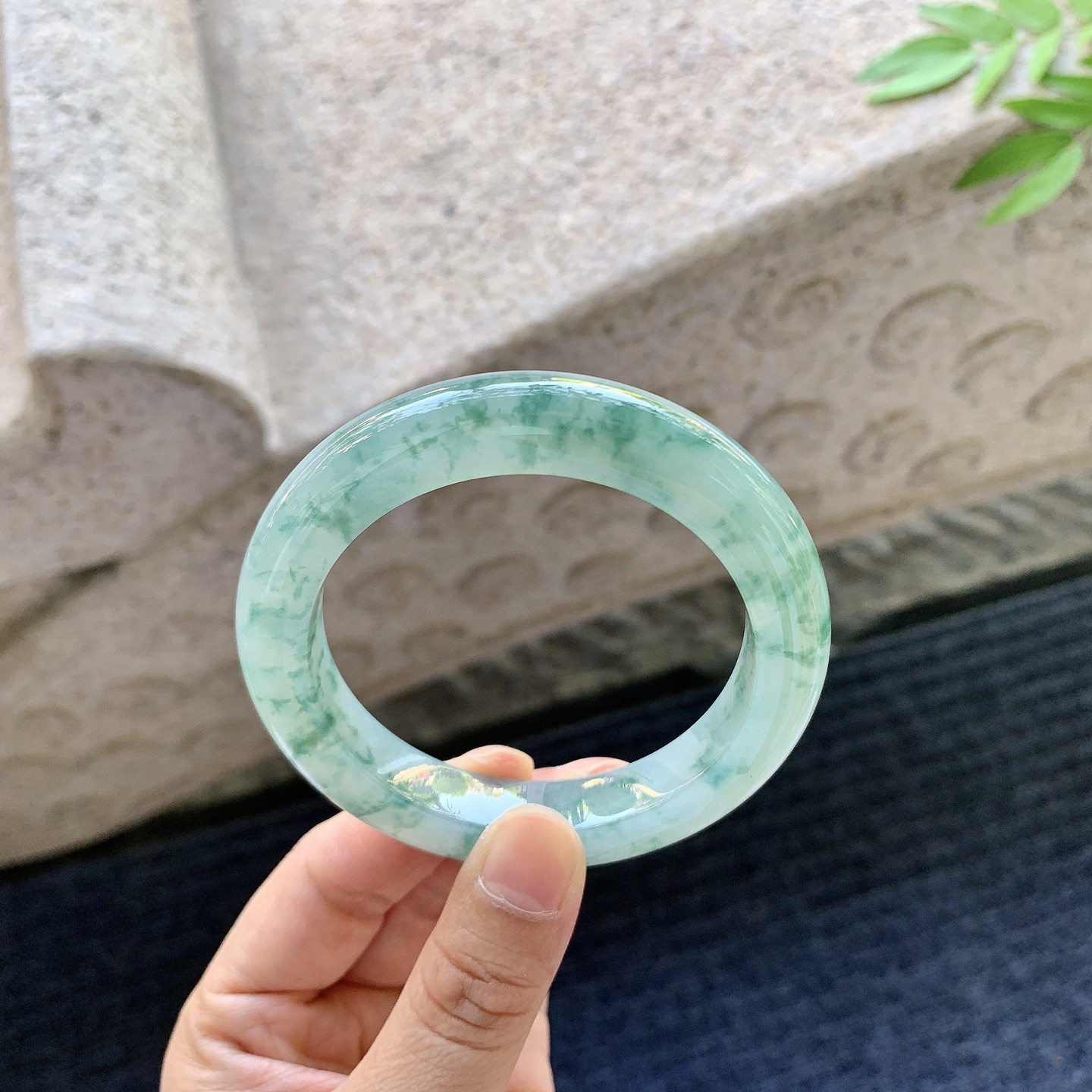正圈53 54，圈口54.2/10.7/9.8，编码A1081127，冰糯飘花，水润，种老，细腻，无裂。
