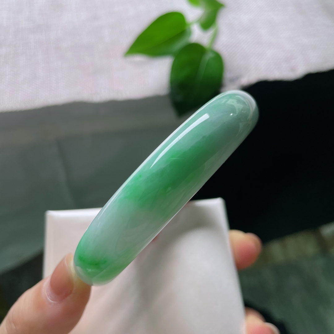 白底青正圈，水润，肉质细腻干净，青出于蓝，婉约贵气，竖棉纹，56664a