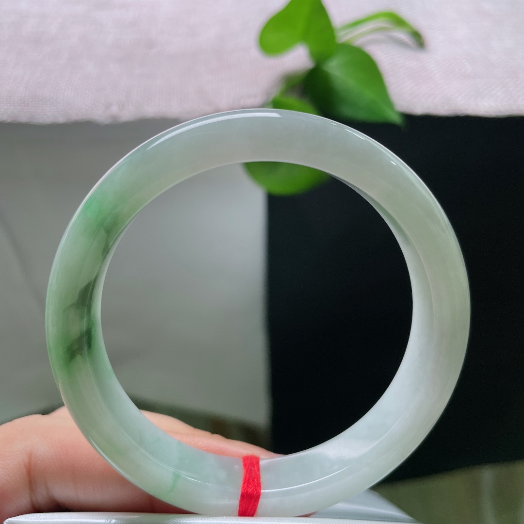 53.8/11.1/7.8，飘花正圈，横裂，白底子细腻莹润，一侧飘花绿意舒展灵动，镯形纤细秀气，配色清雅柔和，上手尽显温婉轻盈的气质。ss55796a