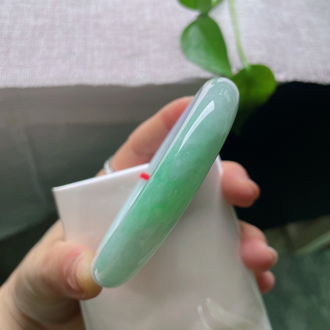 56/12.2，春彩圆条，无裂，一边翠色盎然，一边素净柔和，玉光温润内敛，浓淡相宜，将山水意韵凝于腕间。ss56691a