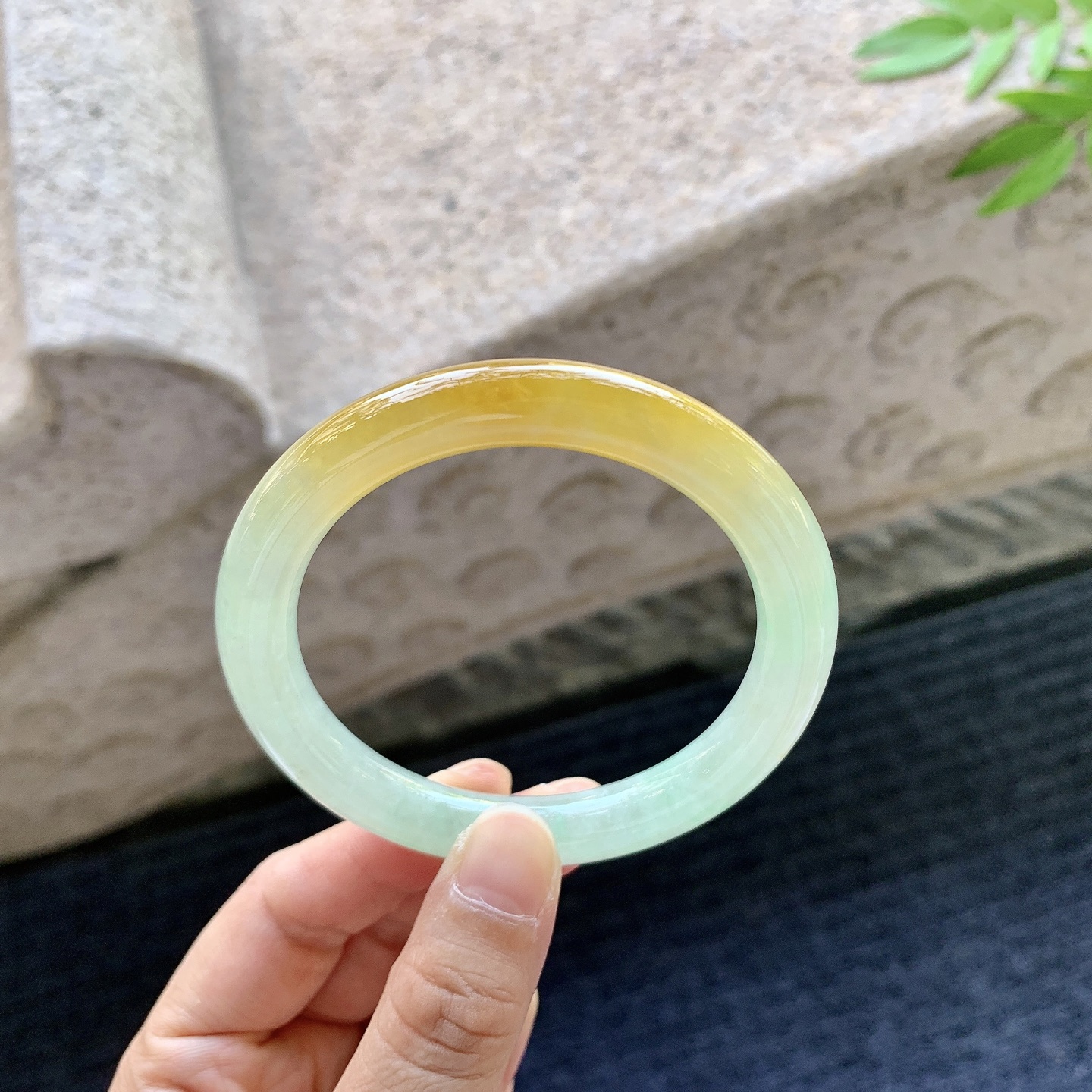 圆条54 55，圈口55.2/9.3/9，编码B2081111，描述：冰糯飘黄翡，水润，种老，细腻，无裂。