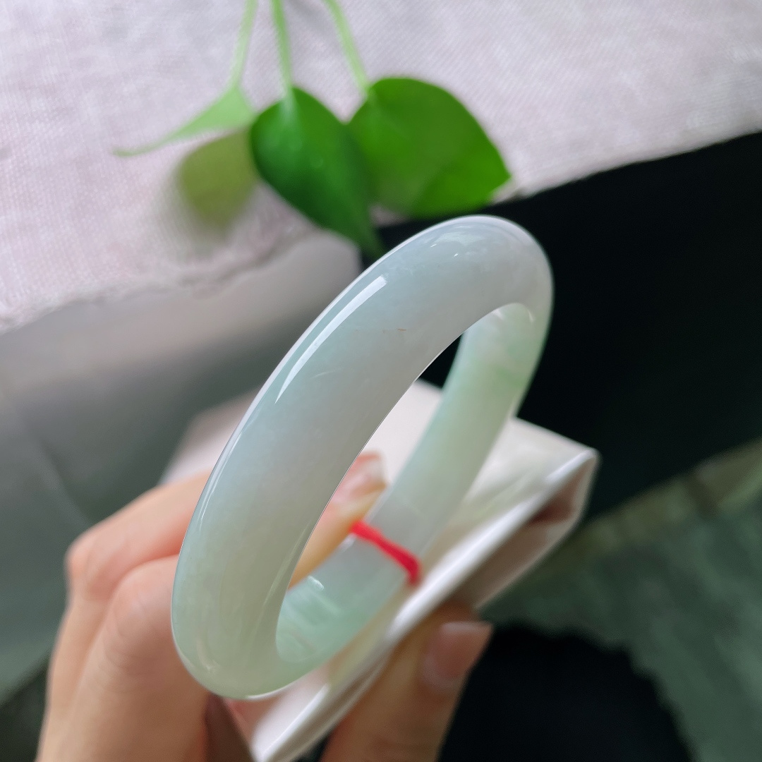 浅绿底正圈，水头好，质地温润细腻，嫣然一笑很倾城，一点指甲纹可以忽略，56948a