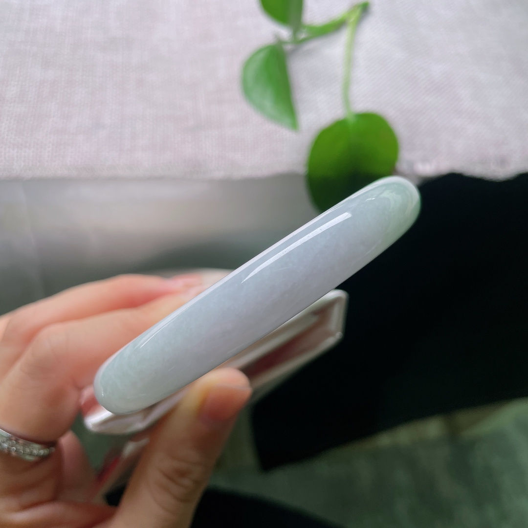 56/12.0，春彩圆条，一点皮纹，紫绿相融春彩镯，底色柔和，色彩过渡自然，肥润圆条，佩戴衬得手腕温婉雅致。ss56693a