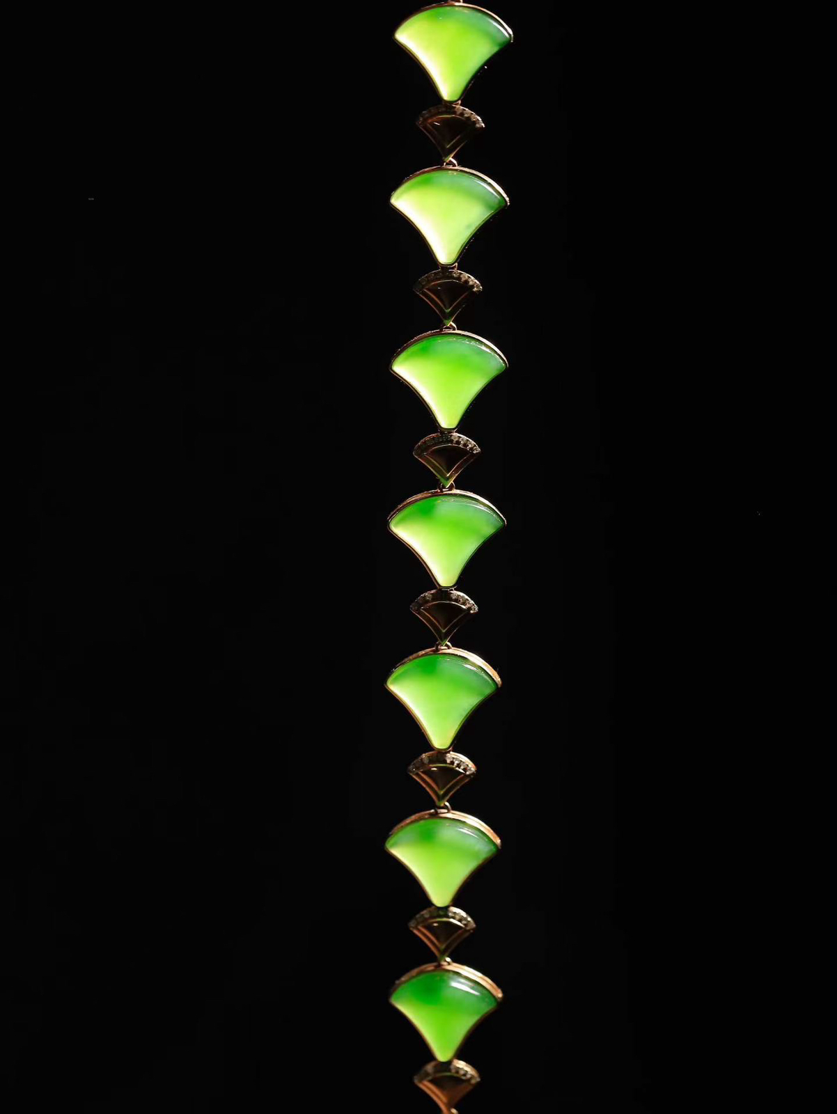 【金镶玉.手链】

精品️AU750金镶嵌和田玉碧玉手链，以珍稀之礼，寄永恒之愿  护佑身心康泰；AU750金以精工錾刻，如丝绦缠绕，喻意将好运紧系腕间。无论是本命年祈福，亦或日常相伴，皆成随身守护。  重10.49克  尺寸取一10-12mm 2380900T