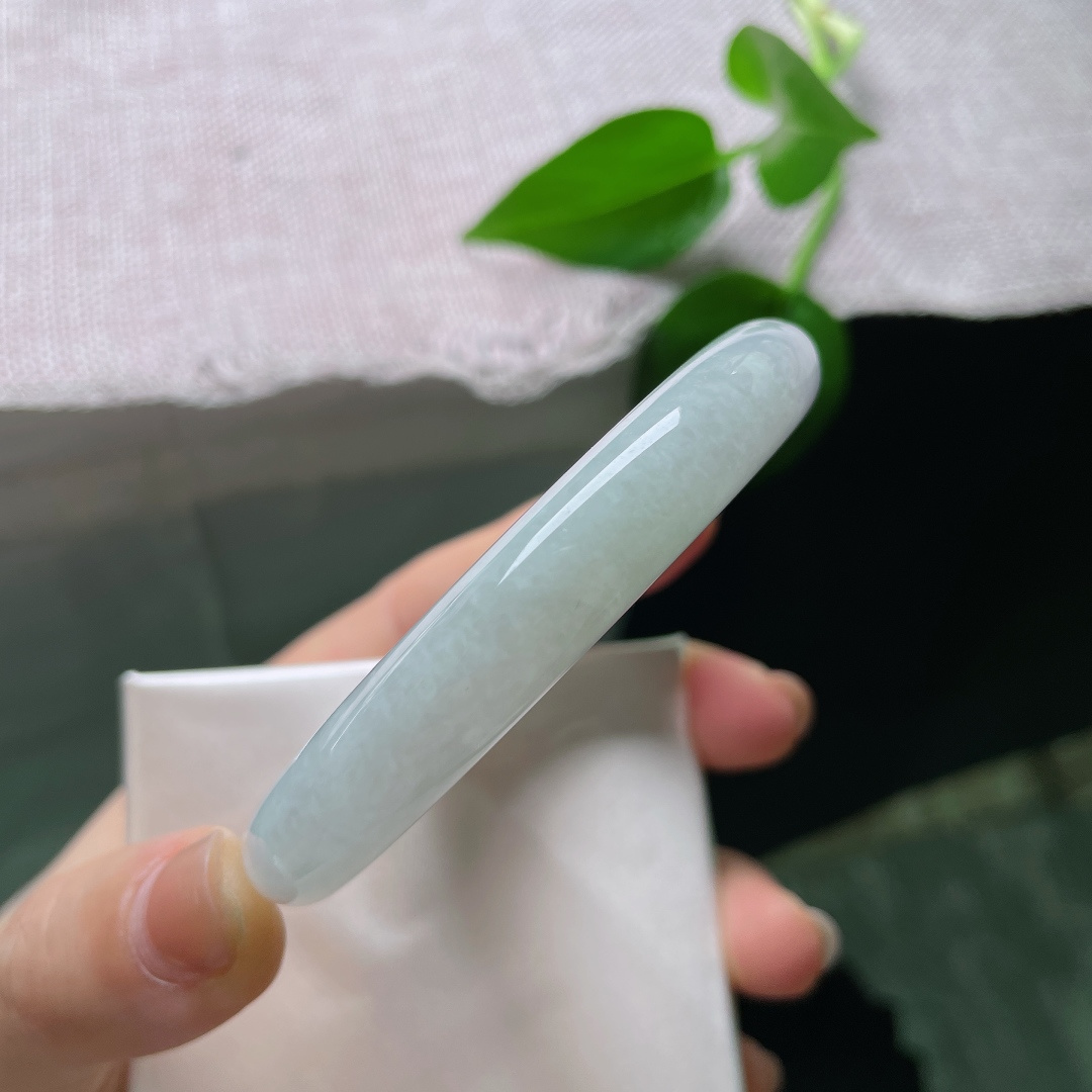 58.5/10.8/9.6，飘绿正圈，无裂，色泽低调温柔，镯身晕染着一抹清新嫩绿，似春日浅苔藏于素白雪底，举手投足间流露雅致质感。ss56750a