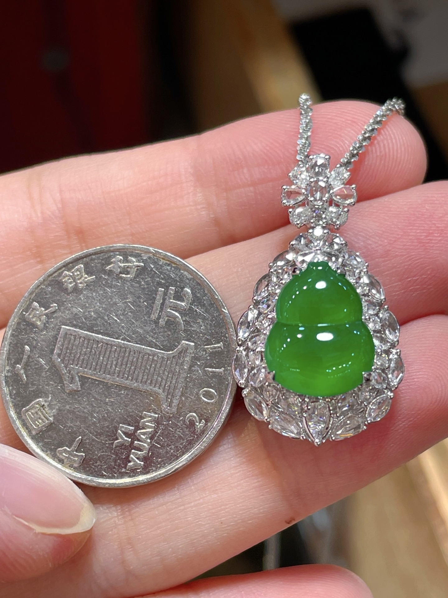 ️ 性比高 阳绿翡翠葫芦吊坠 满色，料子水润通透，种老起光。 18k金镶嵌，非常时尚好看，29-1
