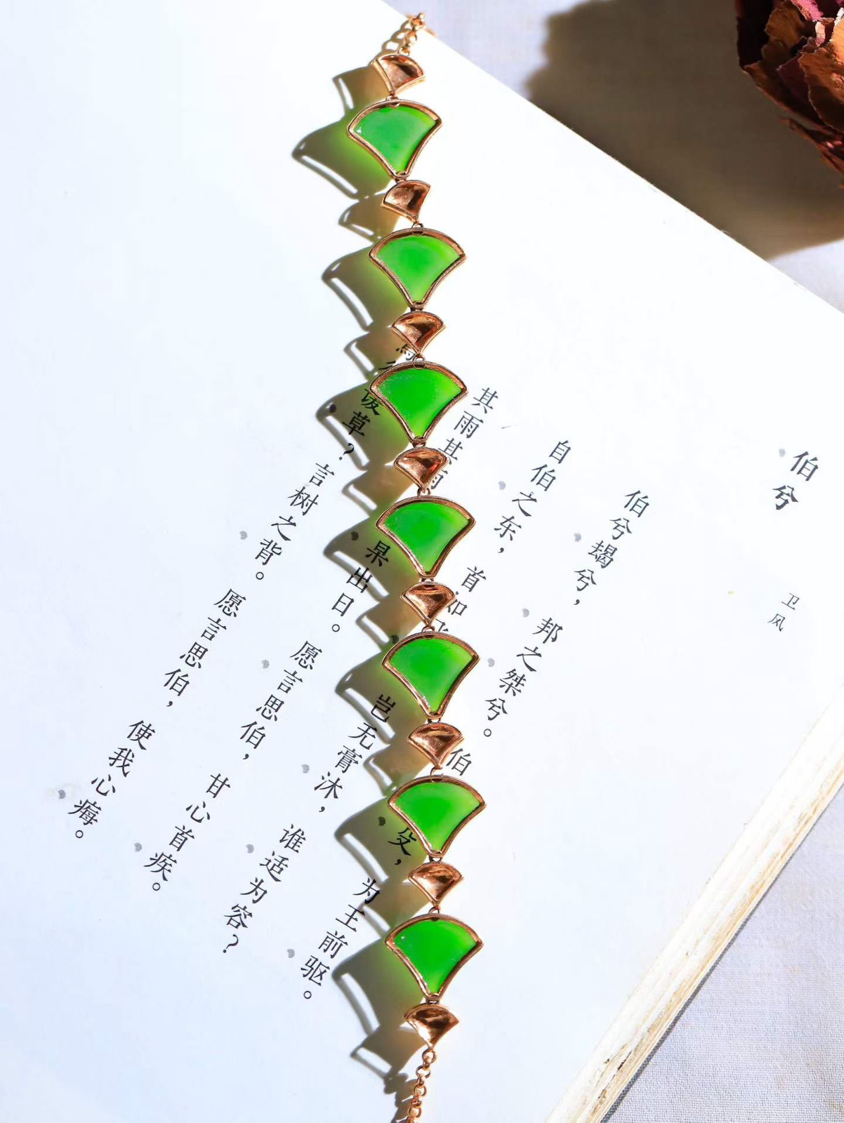 【金镶玉.手链】

精品️AU750金镶嵌和田玉碧玉手链，以珍稀之礼，寄永恒之愿  护佑身心康泰；AU750金以精工錾刻，如丝绦缠绕，喻意将好运紧系腕间。无论是本命年祈福，亦或日常相伴，皆成随身守护。  重10.49克  尺寸取一10-12mm 2380900T