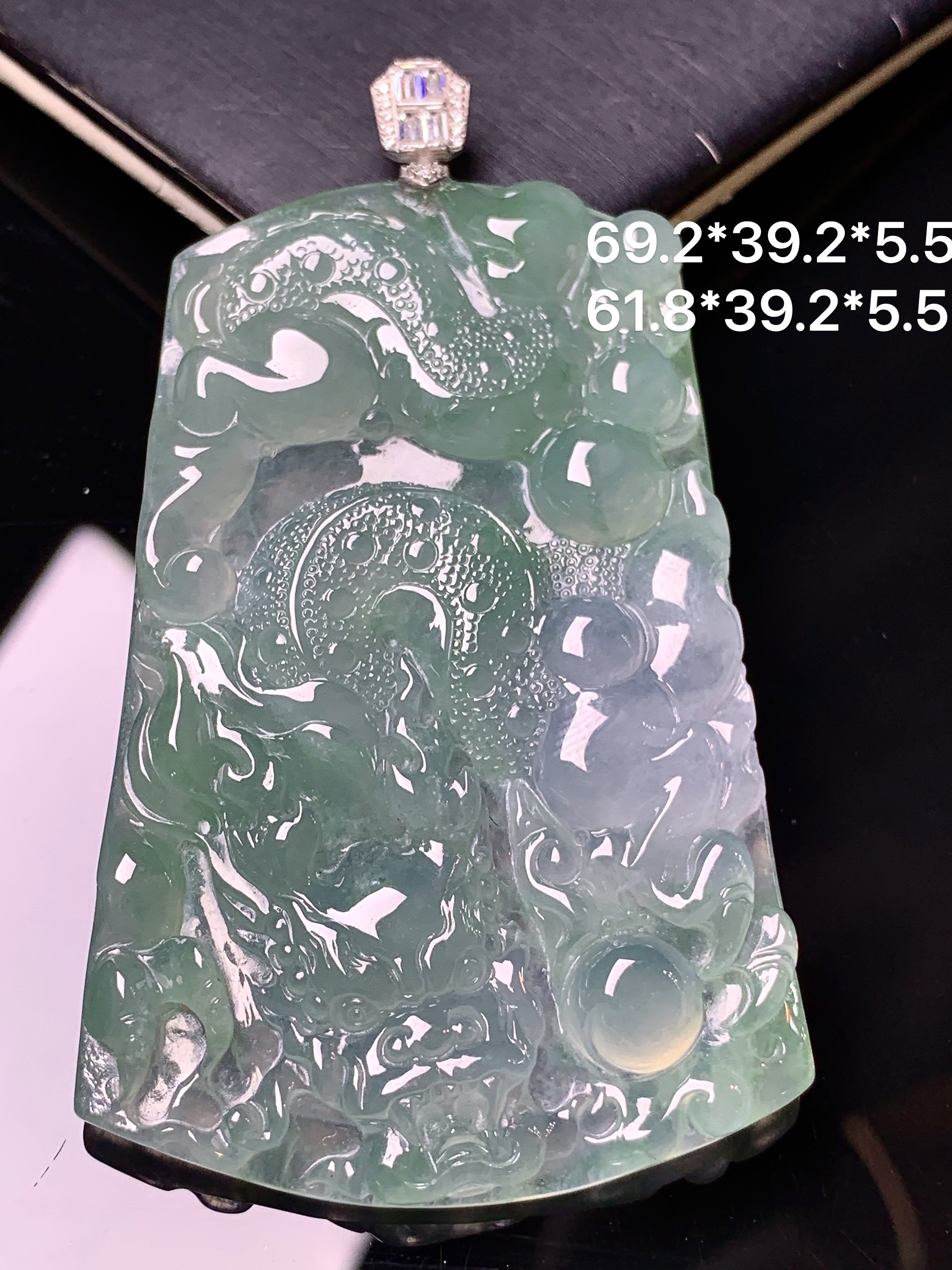 18k金钻镶嵌飘绿龙牌吊坠 玉质细腻 色泽艳丽清新 水润亮眼 整体尺寸69.2*39.2*5.5 c1