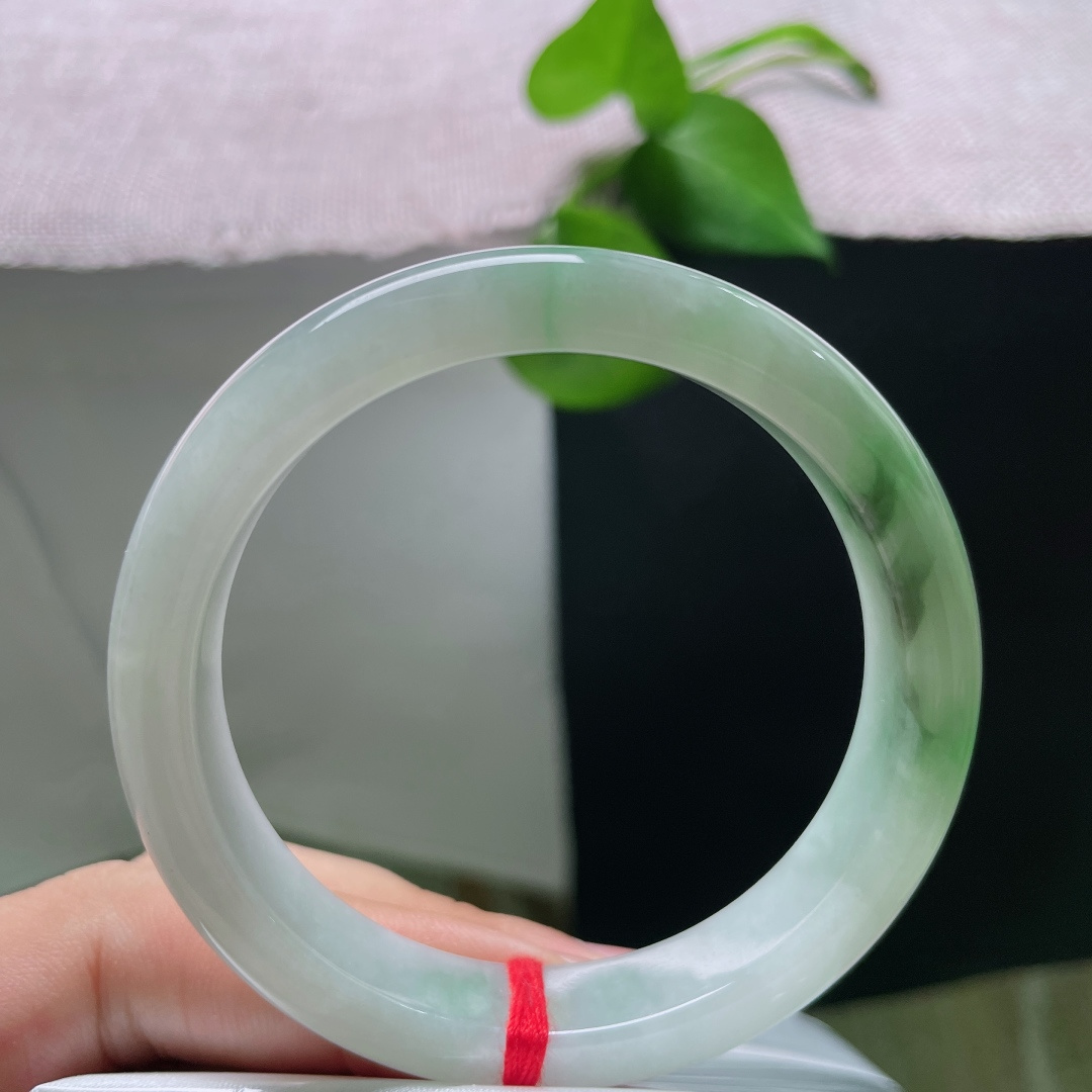 53.8/11.1/7.8，飘花正圈，横裂，白底子细腻莹润，一侧飘花绿意舒展灵动，镯形纤细秀气，配色