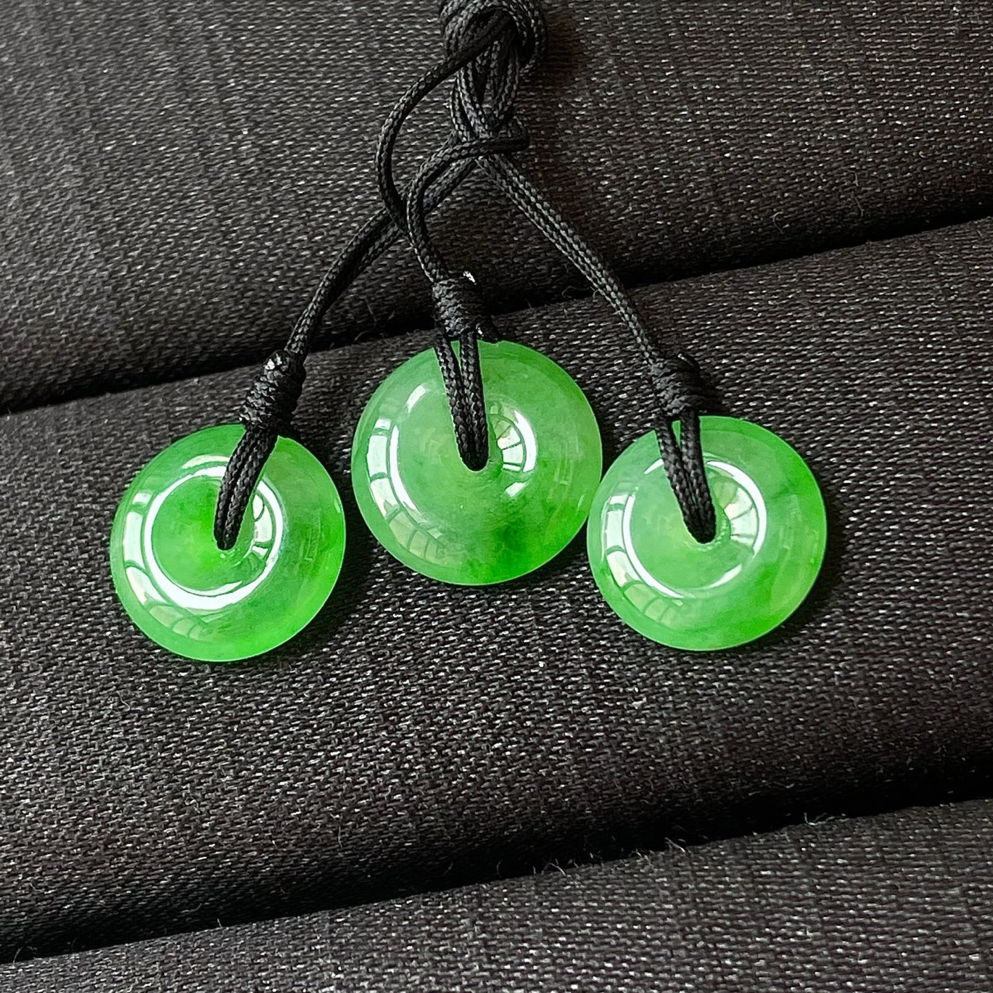 ️全部，缅料冰阳绿平安扣，无裂，色泽艳丽，尺寸12.3/3.5～11.5/3.5，编号810