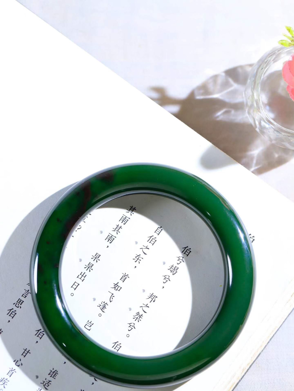 【碧色荡漾·手镯】

收藏级臻品和田玉碧玉圆条手镯，玉质细腻温润，手感舒适，️线条流畅，简约大气，美自天成，佩戴于腕间，婉约之美，举手投足间透出那份低调奢华，醉人心扉。重65.38克  内径圈口57mm  尺寸10.8-11.2mm  FDA-6680933