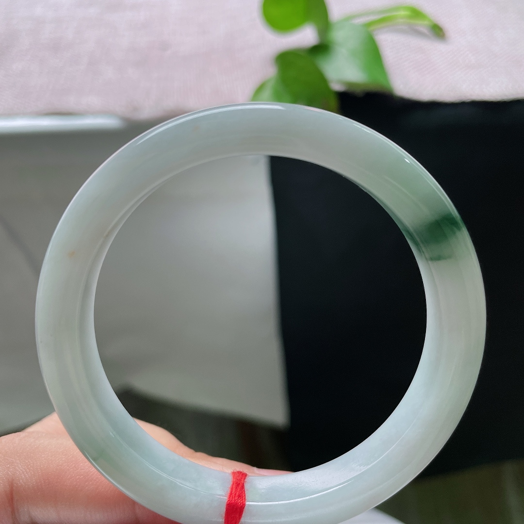 53.9/9.2/7.9，飘花正圈，无裂，底子通透干净，一侧聚敛浓郁深绿飘花，色彩对比鲜明，纤细镯身轻盈秀气，上手精致小巧。ss57123a