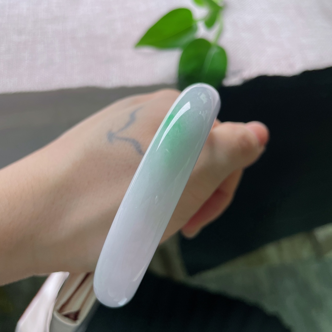 58.8/12.5/8.4，春彩正圈，翠色欲滴，春风执笔，把腕间晕成一场斑斓。皮纹，56673a