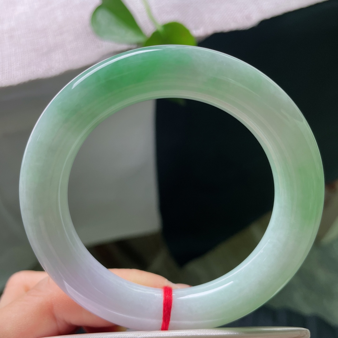 56/12.2，春彩圆条，无裂，一边翠色盎然，一边素净柔和，玉光温润内敛，浓淡相宜，将山水意韵凝于腕