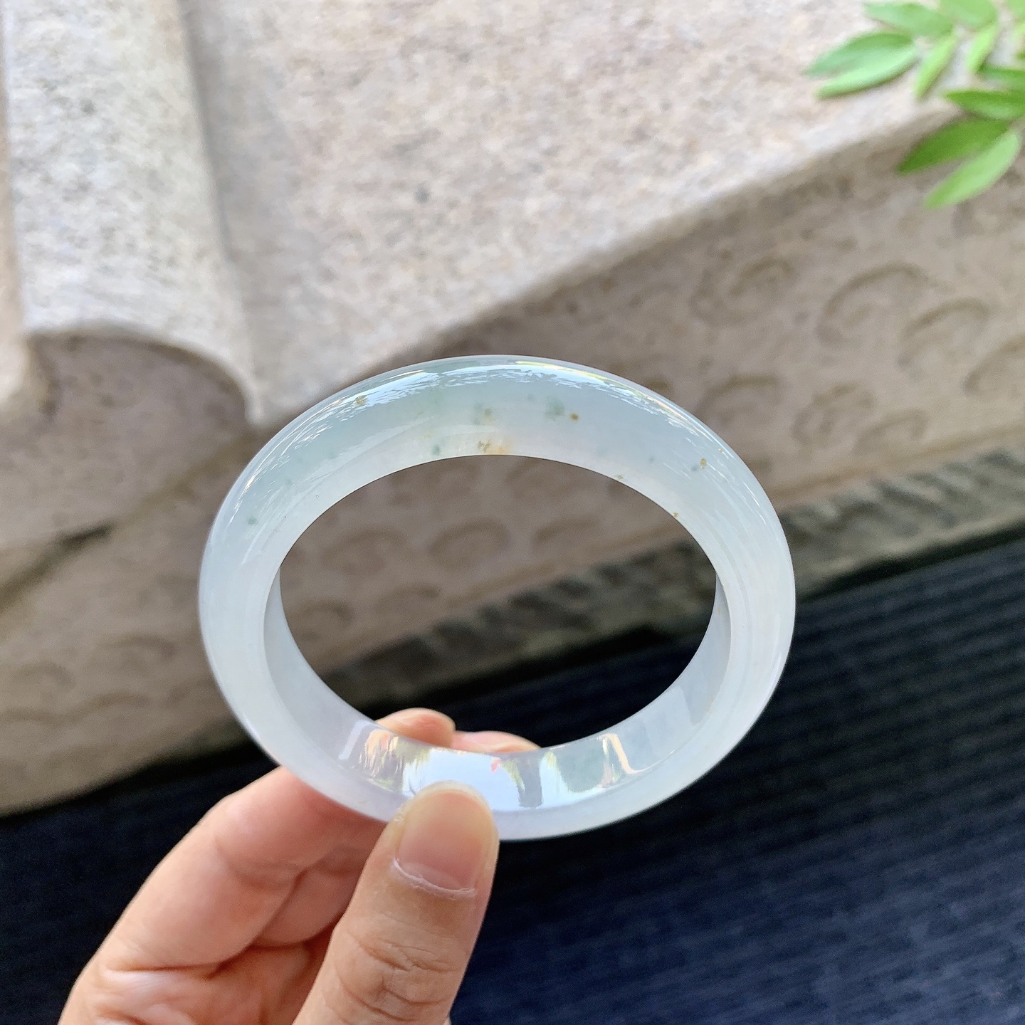 正圈55 56，圈口55.4/12/8.6，编码A1081160，描述糯冰紫底飘花，水润，种老，细腻，无裂。