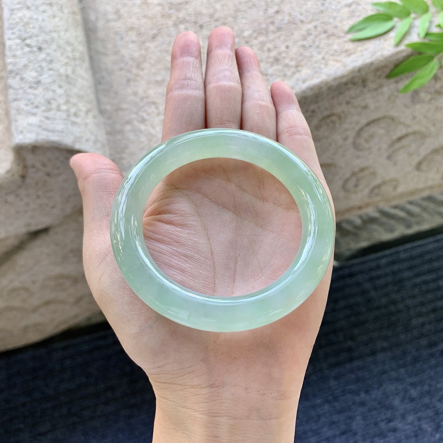 圆条53 54，圈口54.1/10.4/10.6，编码G7081119，描述冰糯果绿，水润，种老，细腻，无裂。
