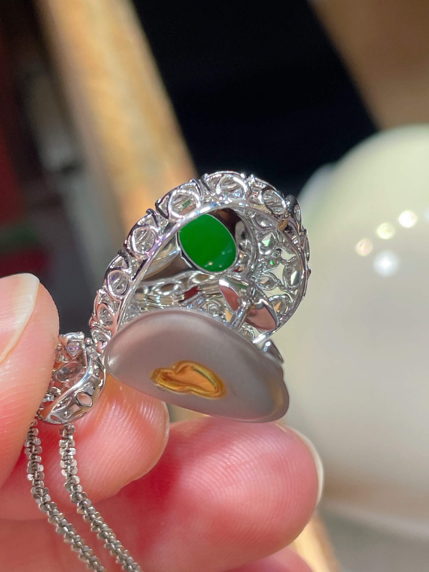 ️ 性比高 阳绿翡翠葫芦吊坠 满色，料子水润通透，种老起光。 18k金镶嵌，非常时尚好看，29-17-11.9