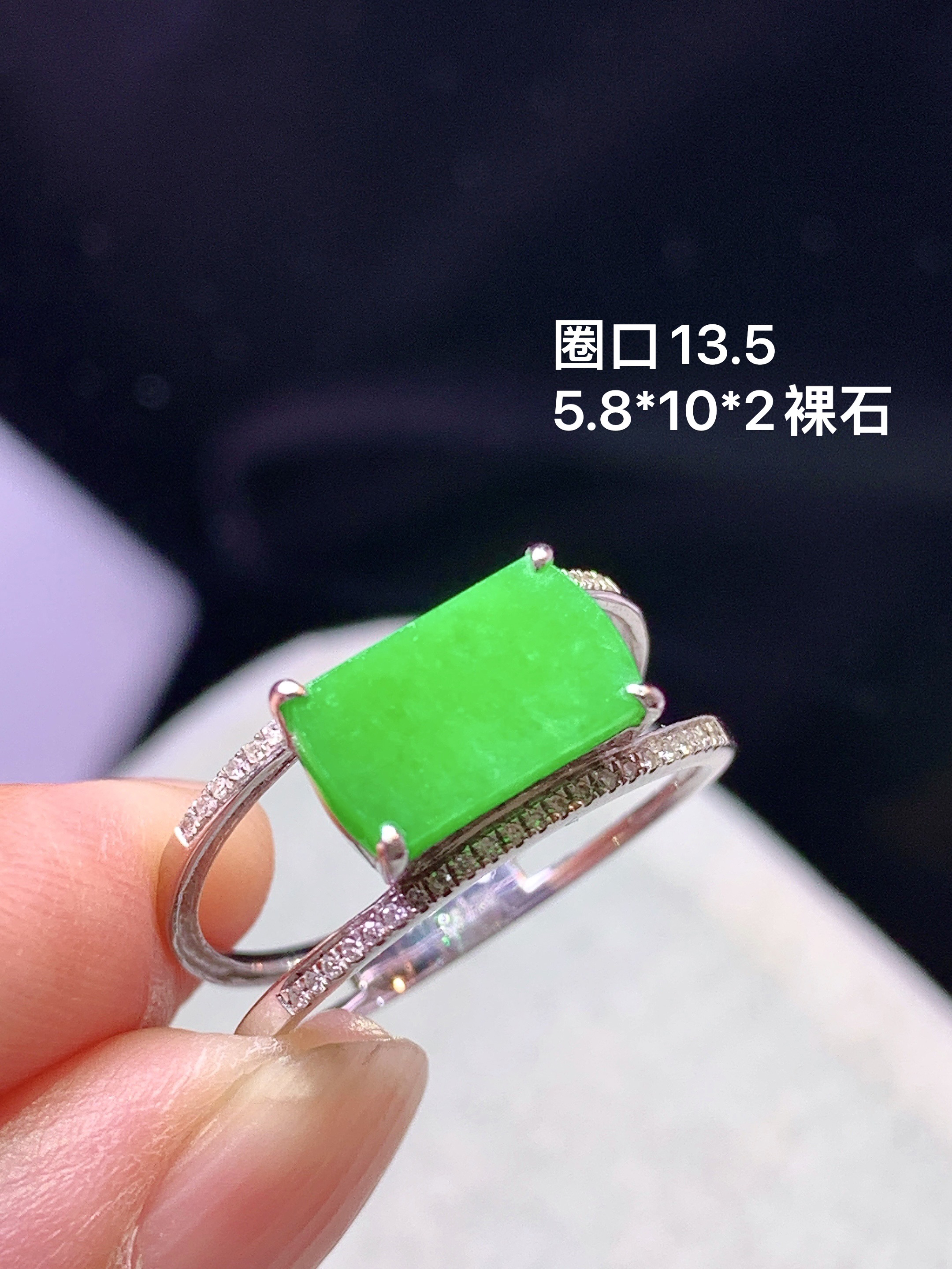 18k金钻镶嵌阳绿无事牌戒指 玉质细腻 色泽艳丽清新 水润亮眼 圈口13.5 整体尺寸5.8*10*2 m7