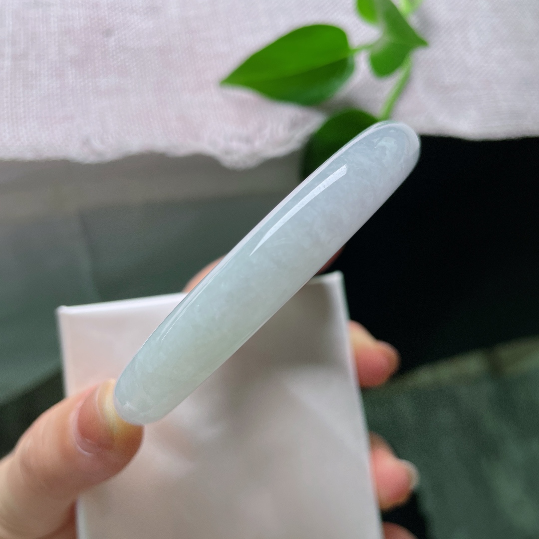 58.5/10.8/9.6，飘绿正圈，无裂，色泽低调温柔，镯身晕染着一抹清新嫩绿，似春日浅苔藏于素白雪底，举手投足间流露雅致质感。ss56750a