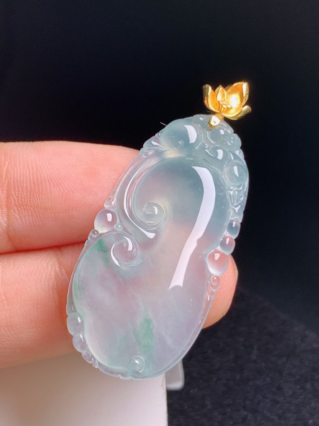 高冰飘花如意吊坠，胶感莹润，线条雅致，吉祥顺遂