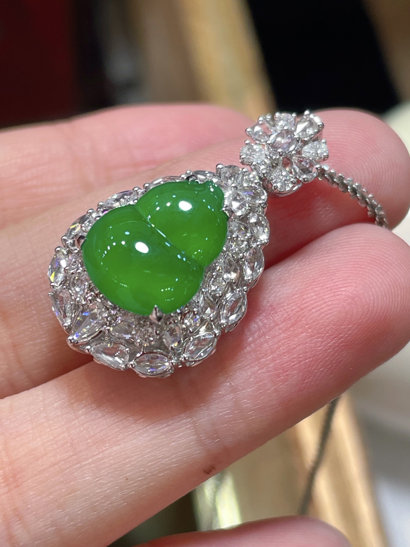 ️ 性比高 阳绿翡翠葫芦吊坠 满色，料子水润通透，种老起光。 18k金镶嵌，非常时尚好看，29-17-11.9