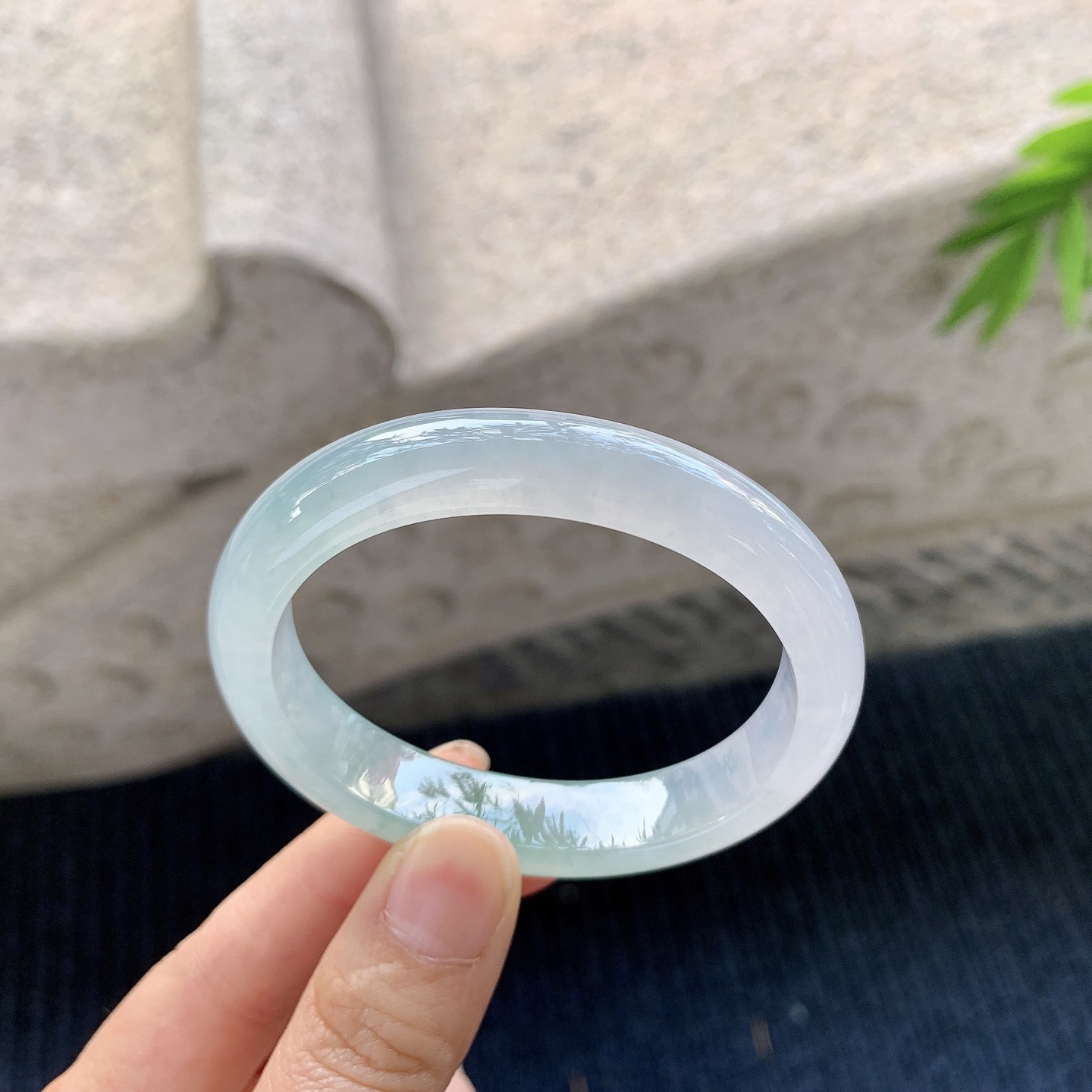 贵妃53 54，圈口53.5/45.7/11.5/7.7，编码A1071362，描述冰糯飘绿，水润，种老，细腻，打灯有絮线
