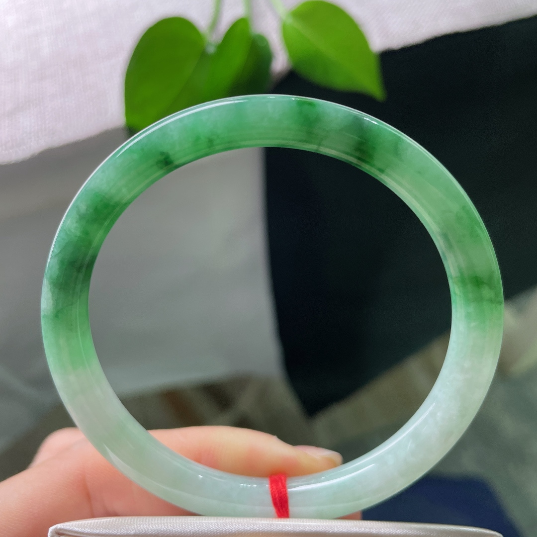 58/6.8，飘绿正圈，横裂，一环分双色，一素一艳相互映衬，氛围感十足，佩戴大气灵动，自带独一份的韵