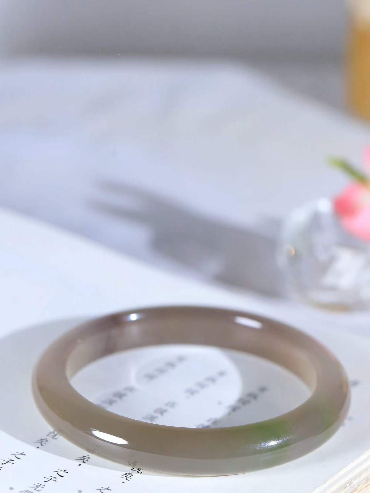 （温柔雅致.手镯）

精品️和田玉烟紫带翠手镯。镯型饱满，温润细腻，脂润沁香。️执一卷书，沏
