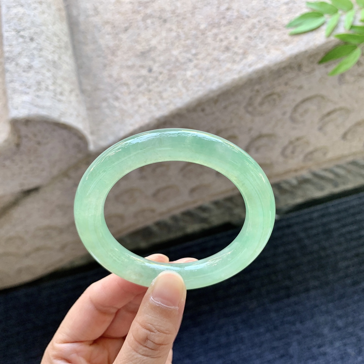 圆条51 52，圈口52.4/10.5/10.4，编码C11081120，糯冰果绿，水润，种老，细腻，打灯有棉线