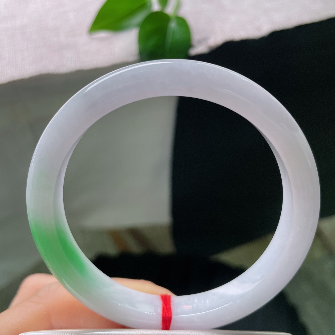59.8/9.8/7.9，白底青正圈，水头好，细腻，腕间一抹青，万物皆清白。皮纹，56680a