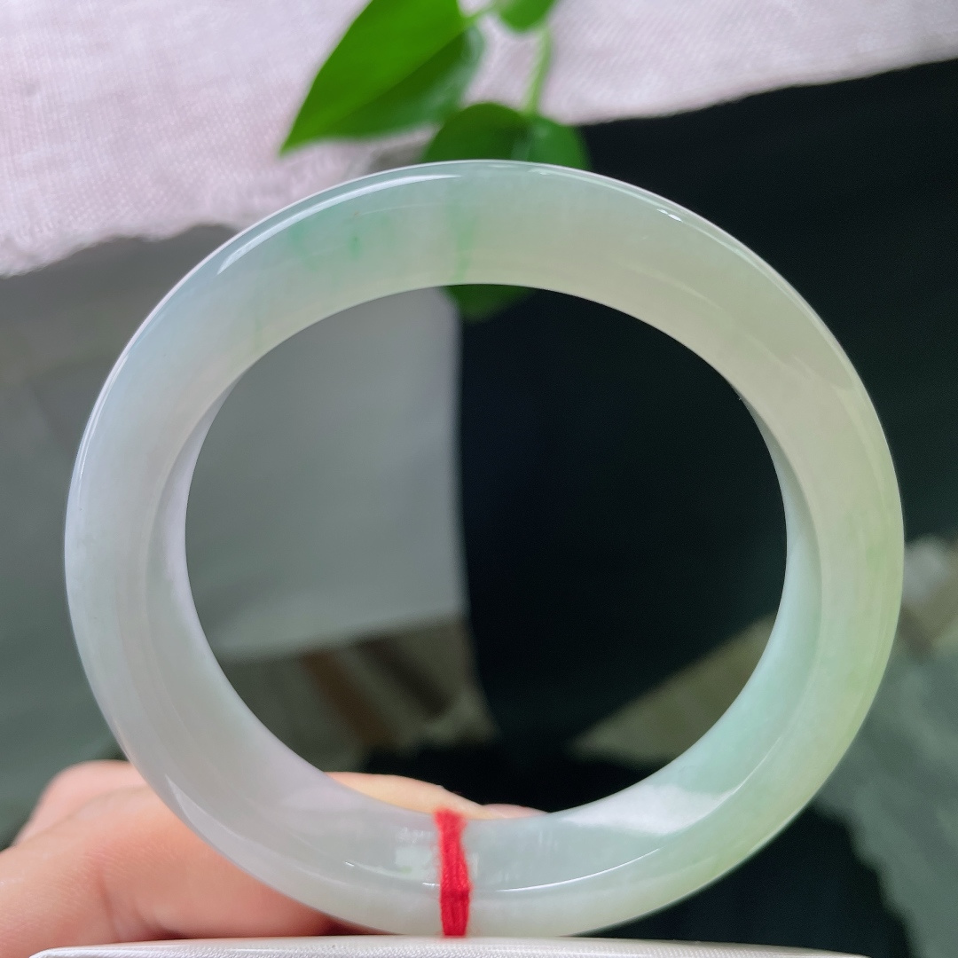 浅绿底正圈，水头好，质地温润细腻，嫣然一笑很倾城，一点指甲纹可以忽略，56948a
