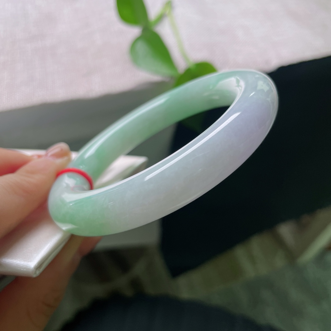 56/12.2，春彩圆条，无裂，一边翠色盎然，一边素净柔和，玉光温润内敛，浓淡相宜，将山水意韵凝于腕间。ss56691a
