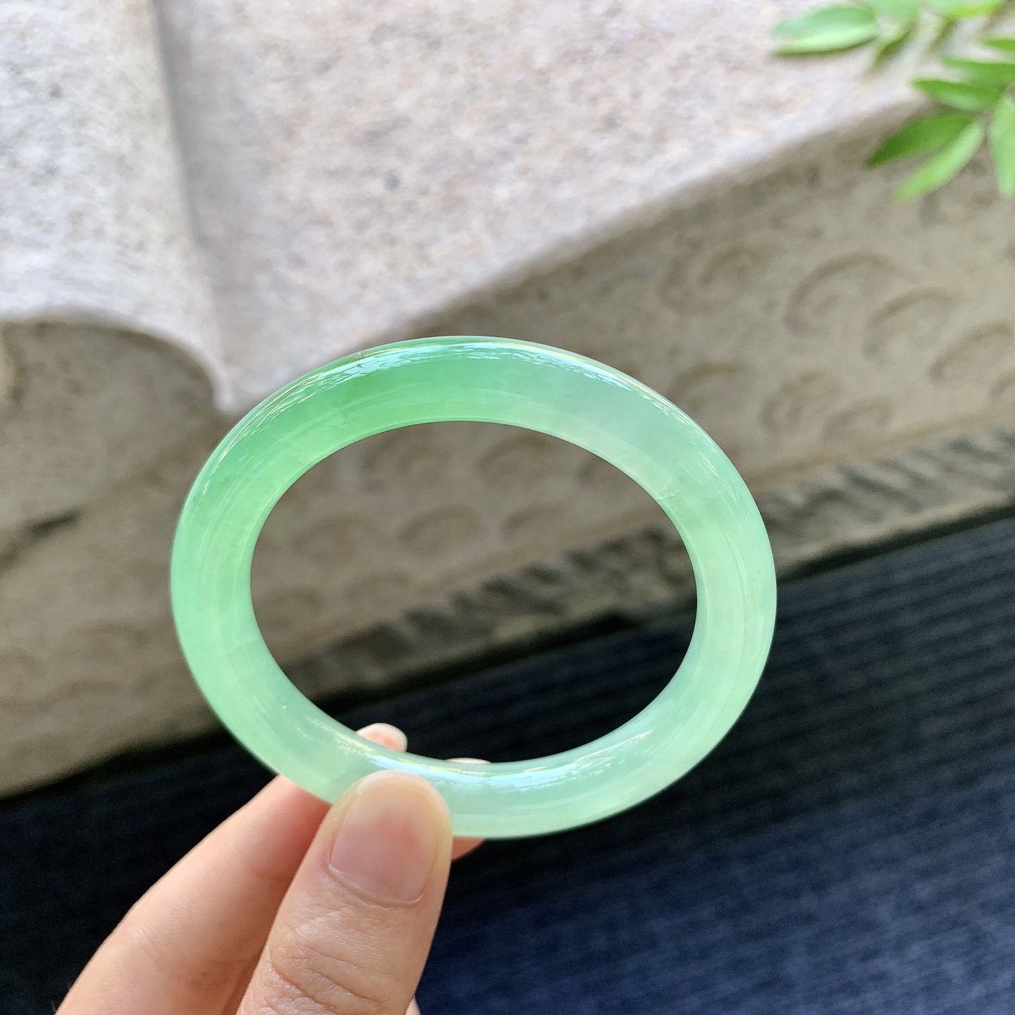 圆条50 51，圈口52.1/9/8.5，编码B2081109，糯冰飘阳绿，水润，种老，细腻，打灯有纹线。
