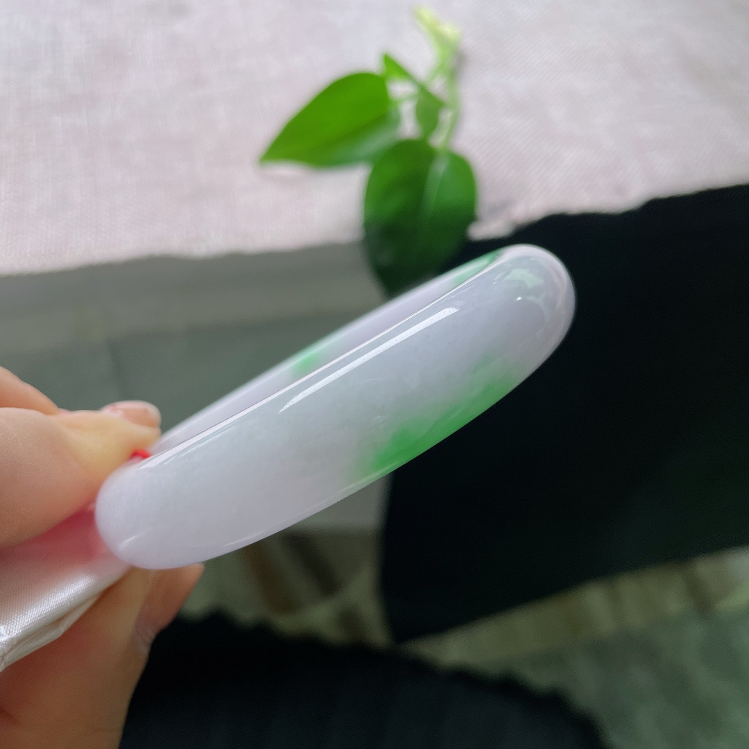 白底青正圈，翠色鲜活，肉质细腻，素雅中透着一股贵气。竖纹，56677
