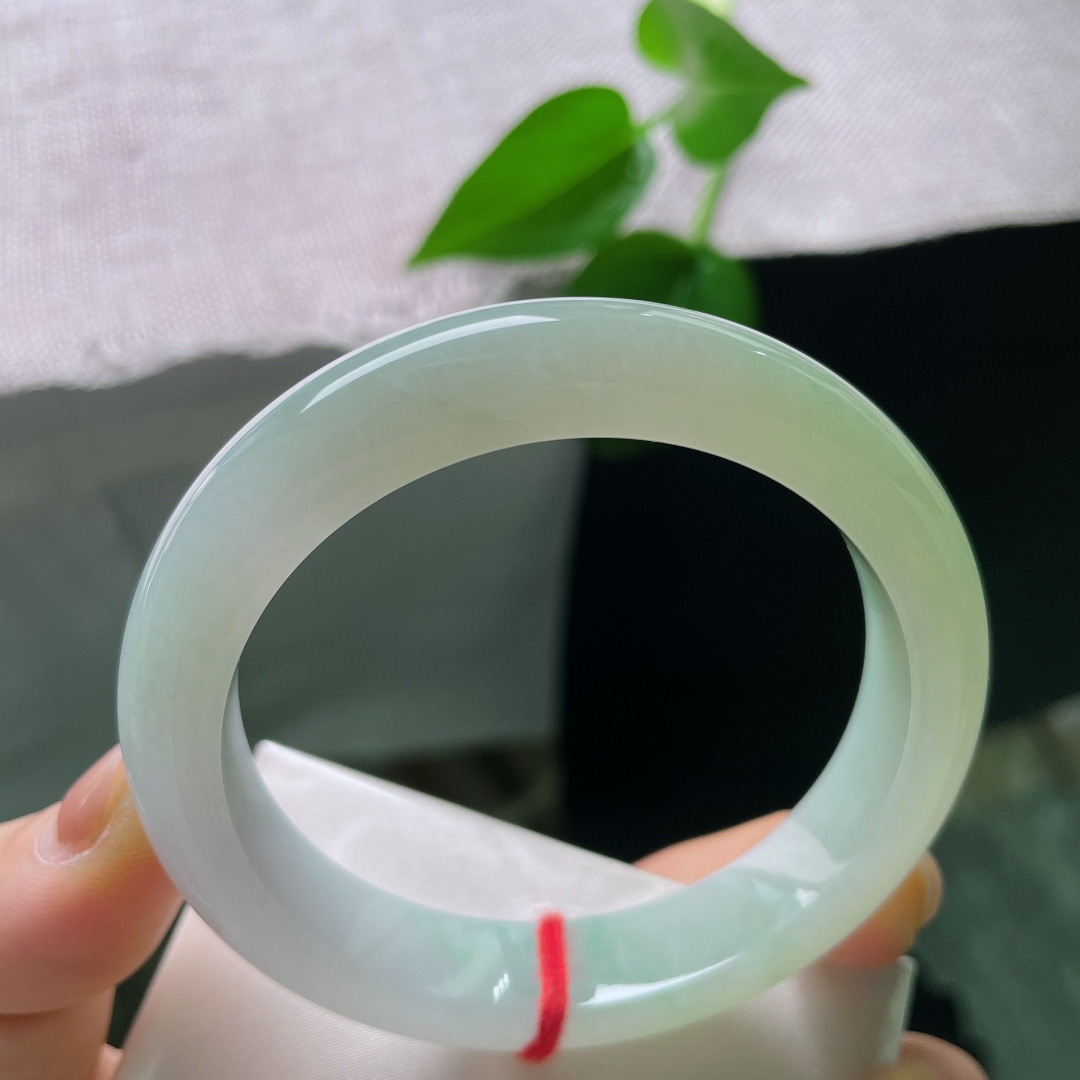 浅绿底正圈，水头好，质地温润细腻，嫣然一笑很倾城，一点指甲纹可以忽略，56948a