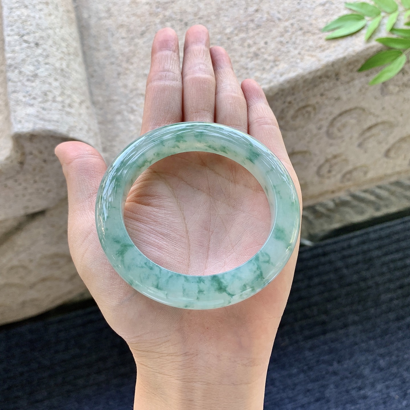 正圈53 54，圈口54.2/10.7/9.8，编码A1081127，冰糯飘花，水润，种老，细腻，无裂。