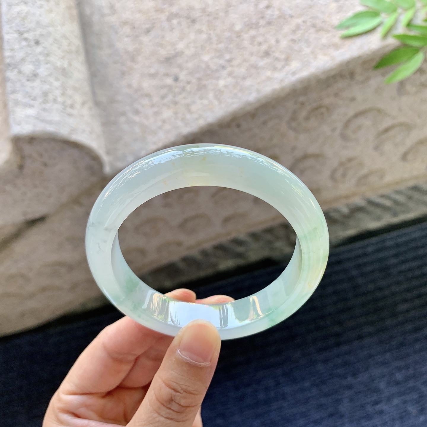 正圈55 56，圈口56/12.4/8.6，编码W6081135，描述冰糯飘黄翡，飘花，水润，种老，细腻，无裂。