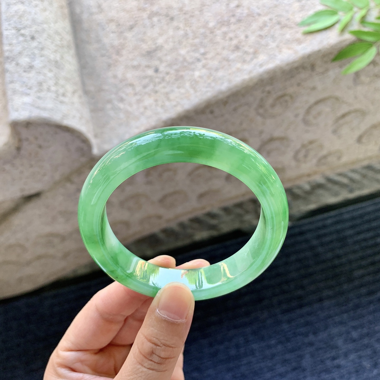 正圈54 55，圈口55.6/12.5/8.4，编码W6081134，糯冰辣绿，水润，种老，细腻，打灯有棉线