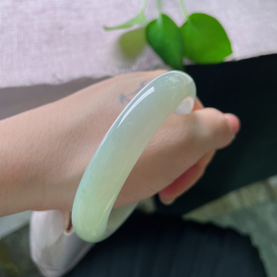 浅绿底正圈，水头好，质地温润细腻，嫣然一笑很倾城，一点指甲纹可以忽略，56948a