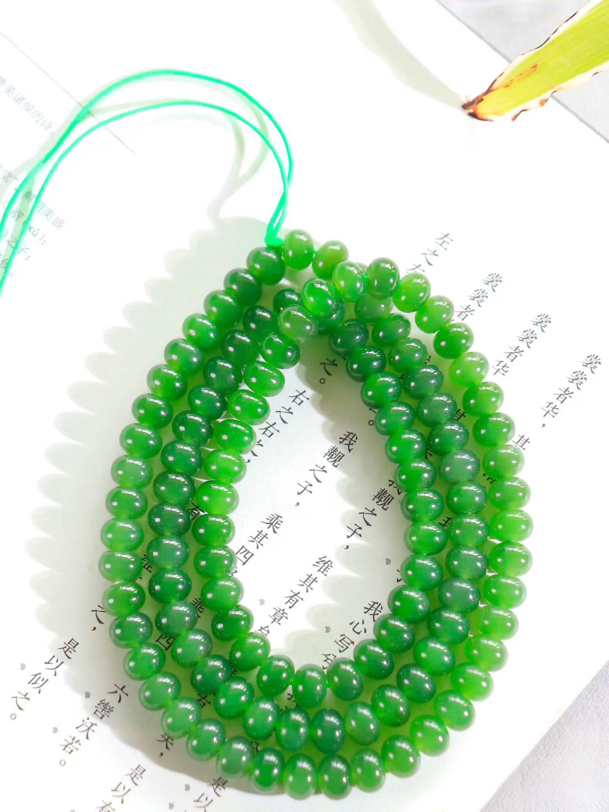 【算盘珠.挂链】

精品和田玉碧玉108挂链 项链 手链，玉质温润 油性十足 形似算盘珠，静于念间，佛韵在心，轻轻拨动，尘埃落定，浮浮尘世，一念愚即般若绝，一念智即般若生。重69.2克  尺寸取一5.8-7.8mm   66301143O
