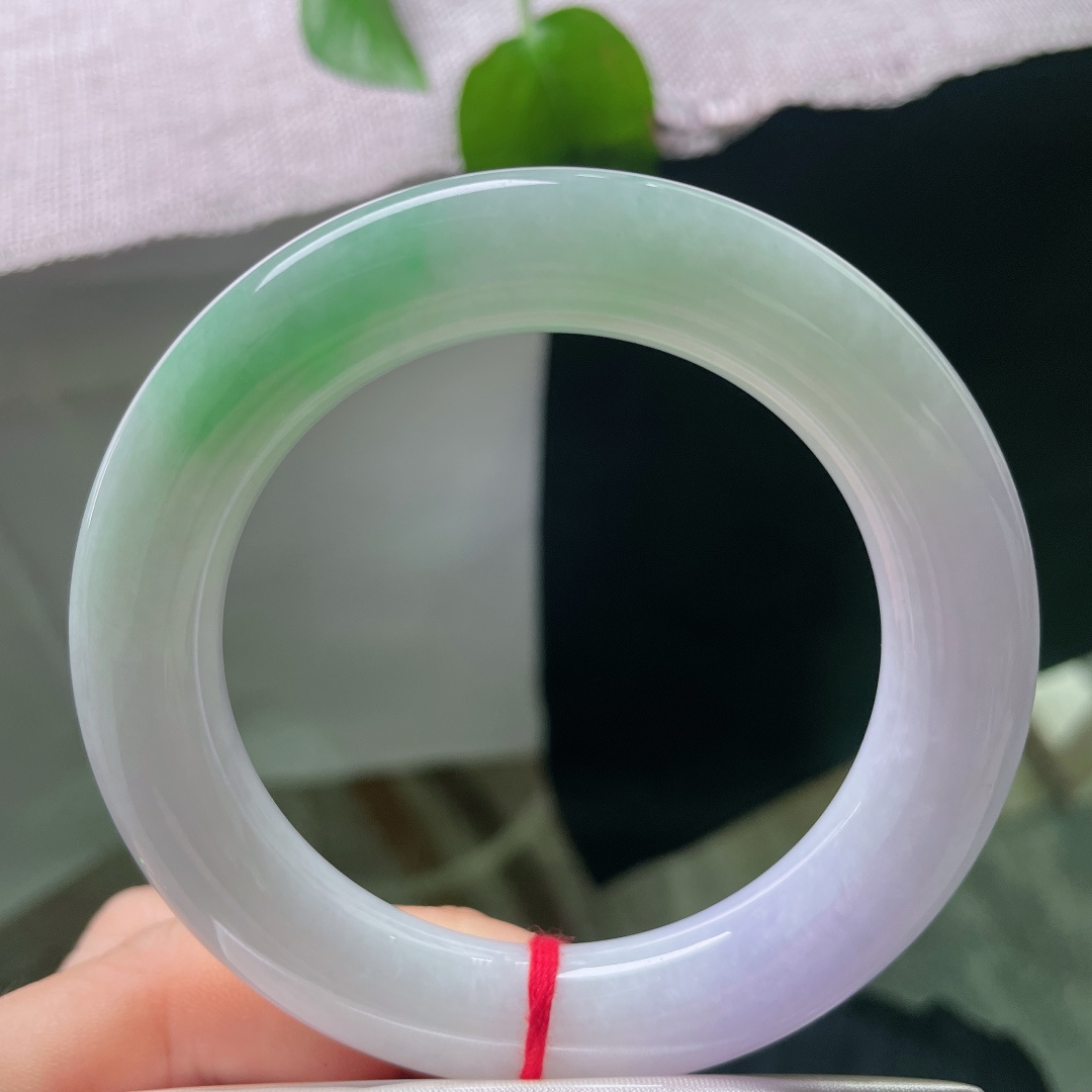 56/12.0，春彩圆条，一点皮纹，紫绿相融春彩镯，底色柔和，色彩过渡自然，肥润圆条，佩戴衬得手腕温