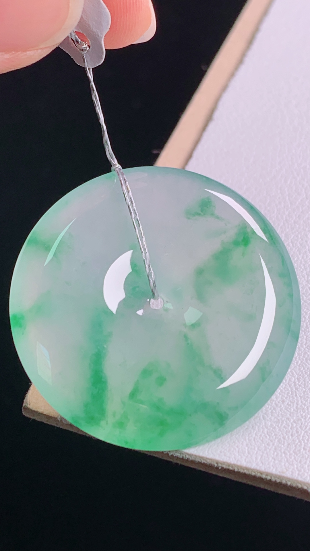 高品质冰种飘绿平安扣，种色兼备，翠色灵动，清透水润，无裂，尺寸:35.7-6.1mm